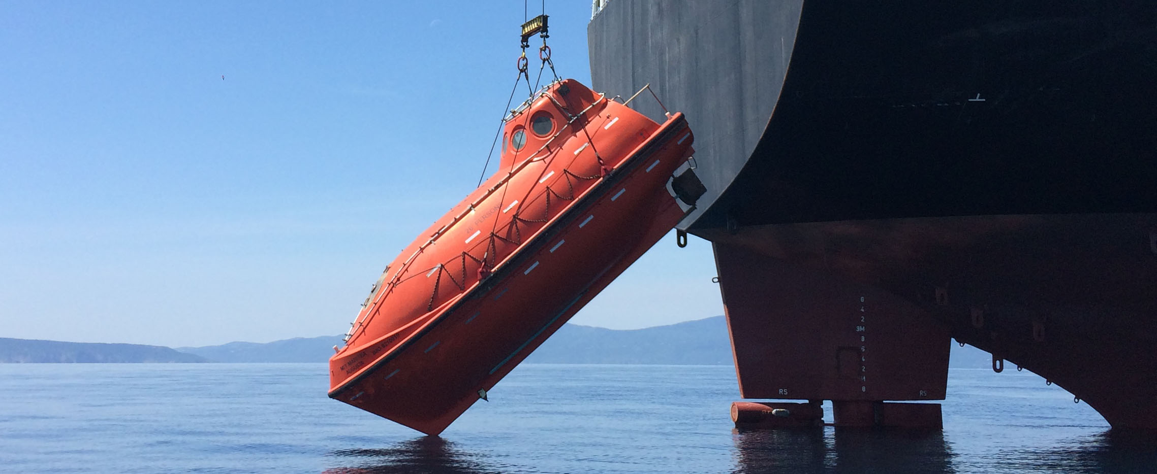 Шлюпка на судне. Танкерная спасательная шлюпка АТ-30. Lifeboat бот спасательный. Спасательный мотобот ЗСА-22. Шлюпка СШР - 3м.